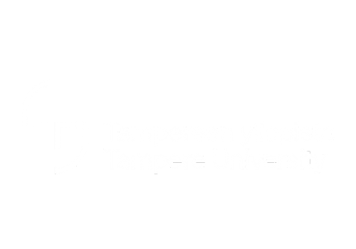 Valkoinen Tampereen yliopiston logo ja teksti suomeksi ja englanniksi vaaleanharmaalla pohjalla. Suomenkielisessä tekstissä lukee Tampereen yliopisto ja englanninkielisessä tekstissä Tampere University.
