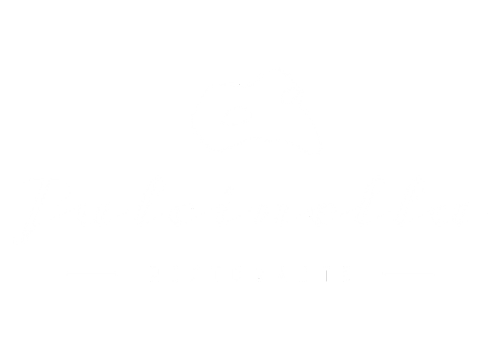 Valkoinen logo vaalealla pohjalla, jossa on tyylitelty naamio Pulcinella-tekstin yläpuolella ja sana Ristorante alapuolella pienillä isoilla kirjaimilla.