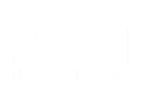 Vaaleanharmaalla pohjalla on valkoinen teksti, jossa lukee SIEVI suurilla lihavoiduilla kirjaimilla ja sen alla pienemmillä kirjaimilla HYVINVOINTITILAT.
