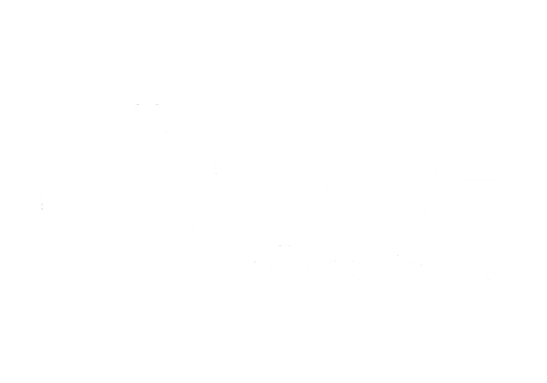 Valkoinen logo vaaleanharmaalla pohjalla, jossa vasemmalla kompassisymboli ja oikealla suuret kirjaimet OTF. Alla teksti Orienteering Finland Oy.