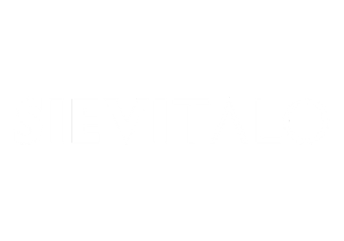 Valkoinen tausta, jossa sana SIEVITALO suurilla, lihavilla, vaaleanharmailla ja valkoisilla isoilla kirjaimilla. Fontti on moderni ja siisti, SIEVI lihavoituna ja TALO kevyempänä.