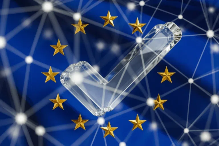 EU:n lipun, jossa on keltaisia tähtiä, päällä oleva läpinäkyvä valintamerkki, jonka päällä on kuvan peittävä verkosto hehkuvia, toisiinsa liittyviä viivoja, jotka symboloivat tietoturvaa tai digitaalista hyväksyntää sekä tekoälyn roolia Euroopan unionissa.