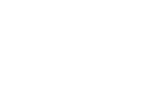 Valkoinen tausta, jonka keskellä on sana KEMI lihavoituina, isoina ja serif-kirjaimina. Teksti on vaaleanharmaa ja siinä on käytetty koristeellista kirjasintyyliä.