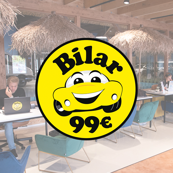 Keltainen sarjakuvamainen autologo, jossa on mustalla tekstillä ”Bilar 99€”, on sijoitettu keskelle toimistokohtausta, jossa ihmiset työskentelevät työpöytien ääressä ja jonka yläpuolella on olkikoristeita.