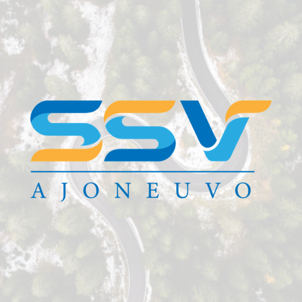 SSV AJONEUVO -logo sinisenä ja oranssina haalistuneella ilmakuvataustalla, jossa näkyy mutkitteleva tie lumisen, metsäisen maiseman läpi.