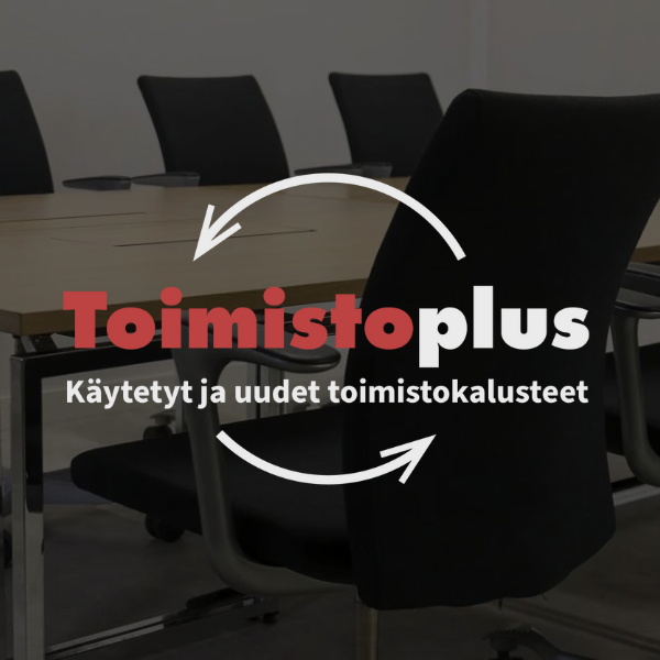 Neuvotteluhuone, jossa on toimistotuoleja ja pöytiä. Kuvassa näkyy suomenkielinen teksti: ”Toimistoplus Käytetyt ja uudet toimistokalusteet”, ja tekstin ympärillä on pyöreitä nuolia.