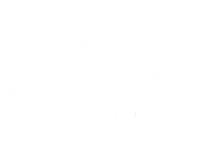 Valkoinen logo vaalealla pohjalla, jossa on tyylitelty naamio Pulcinella-tekstin yläpuolella ja sana Ristorante alapuolella pienillä isoilla kirjaimilla.