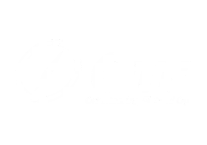 Valkoinen logo vaaleanharmaalla pohjalla, jossa vasemmalla kompassisymboli ja oikealla suuret kirjaimet OTF. Alla teksti Orienteering Finland Oy.